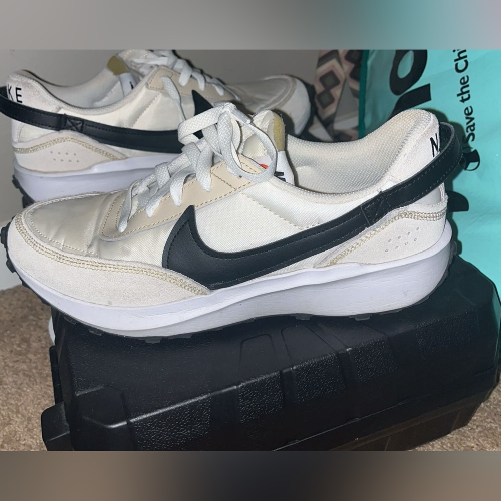 Women’s Nike tennis shoes